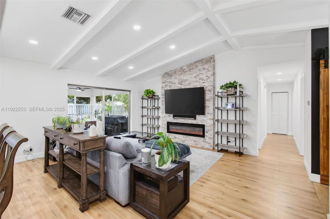 Под контрактом: $595,000 (3 спален, 2 ванн, 1527 Квадратных фут)