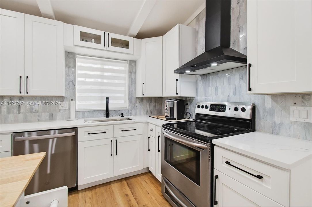 Под контрактом: $595,000 (3 спален, 2 ванн, 1527 Квадратных фут)