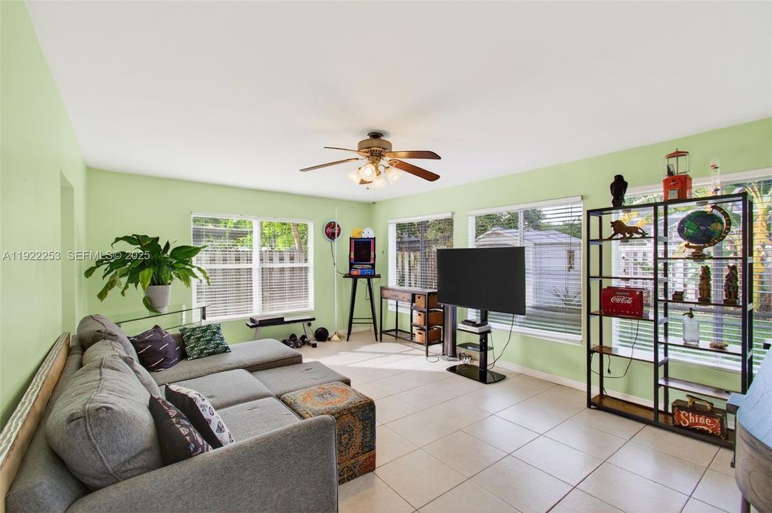 Под контрактом: $595,000 (3 спален, 2 ванн, 1527 Квадратных фут)