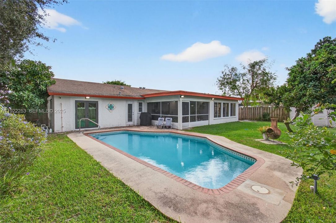 Под контрактом: $595,000 (3 спален, 2 ванн, 1527 Квадратных фут)