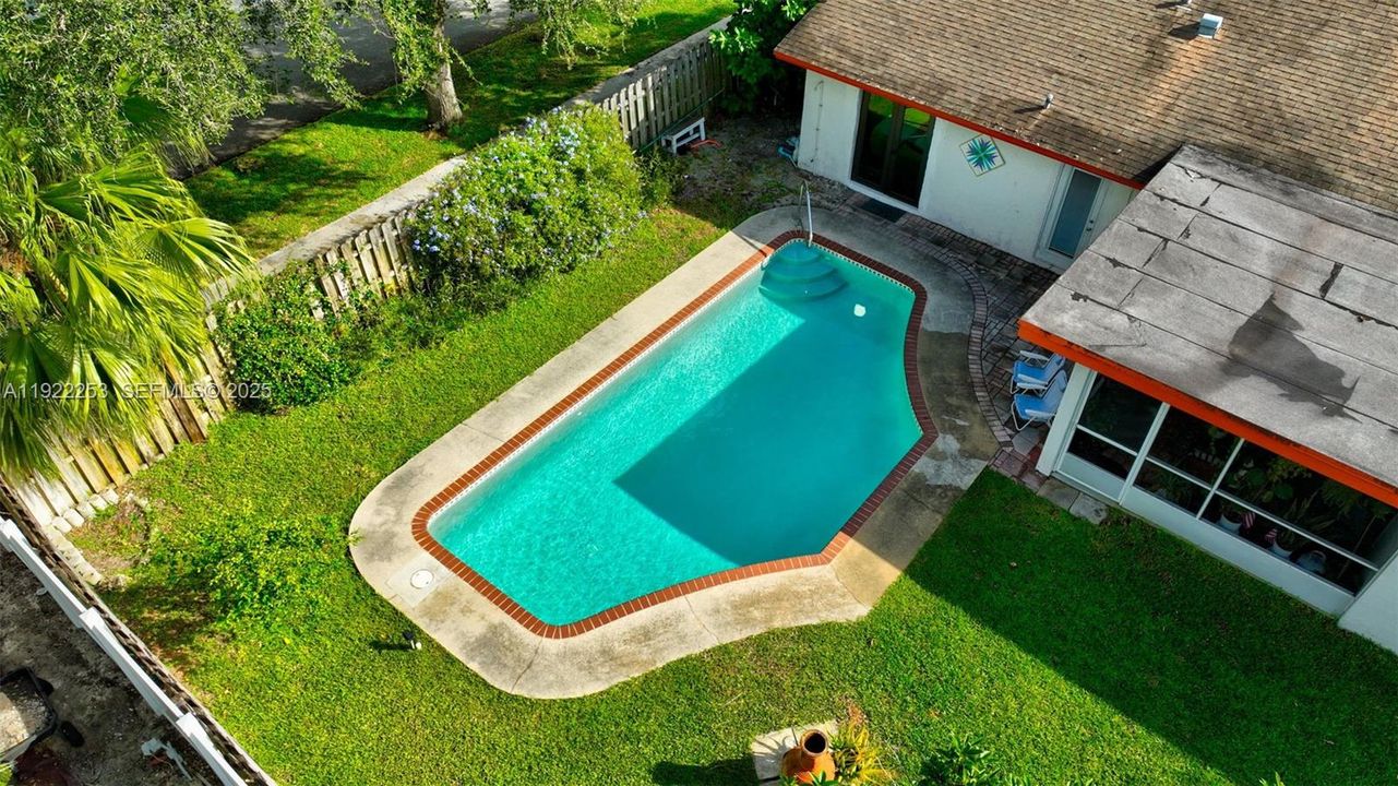 Под контрактом: $595,000 (3 спален, 2 ванн, 1527 Квадратных фут)