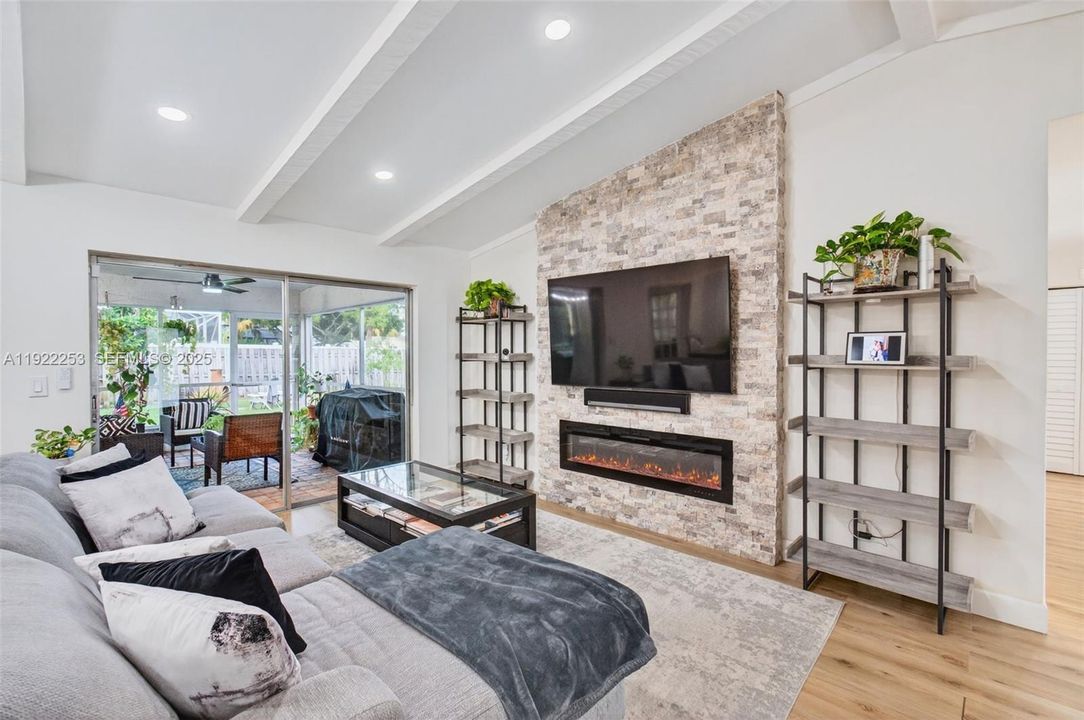 Под контрактом: $595,000 (3 спален, 2 ванн, 1527 Квадратных фут)