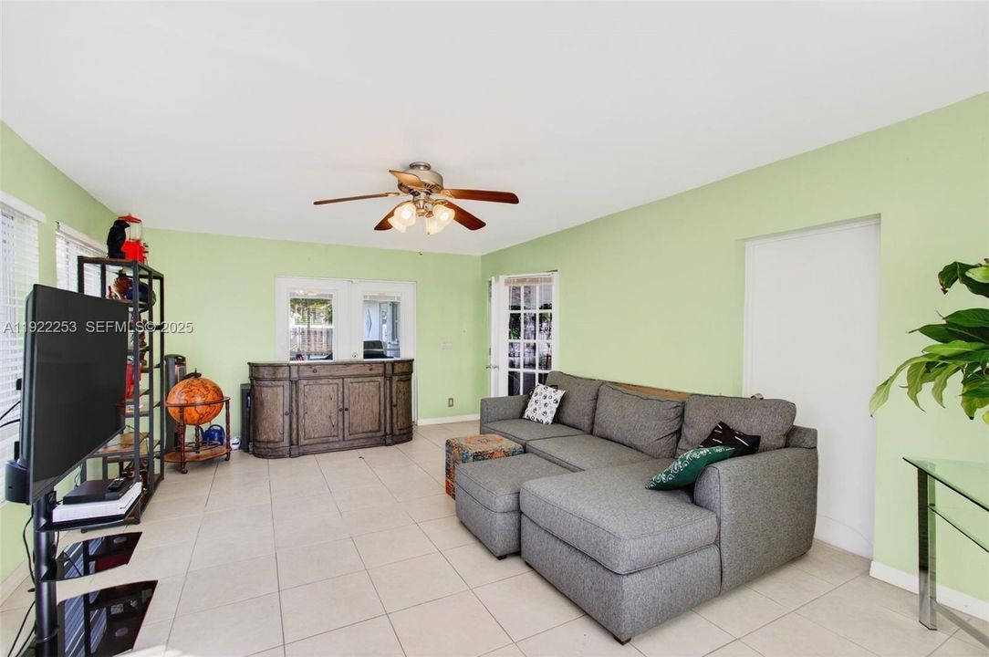 Под контрактом: $595,000 (3 спален, 2 ванн, 1527 Квадратных фут)