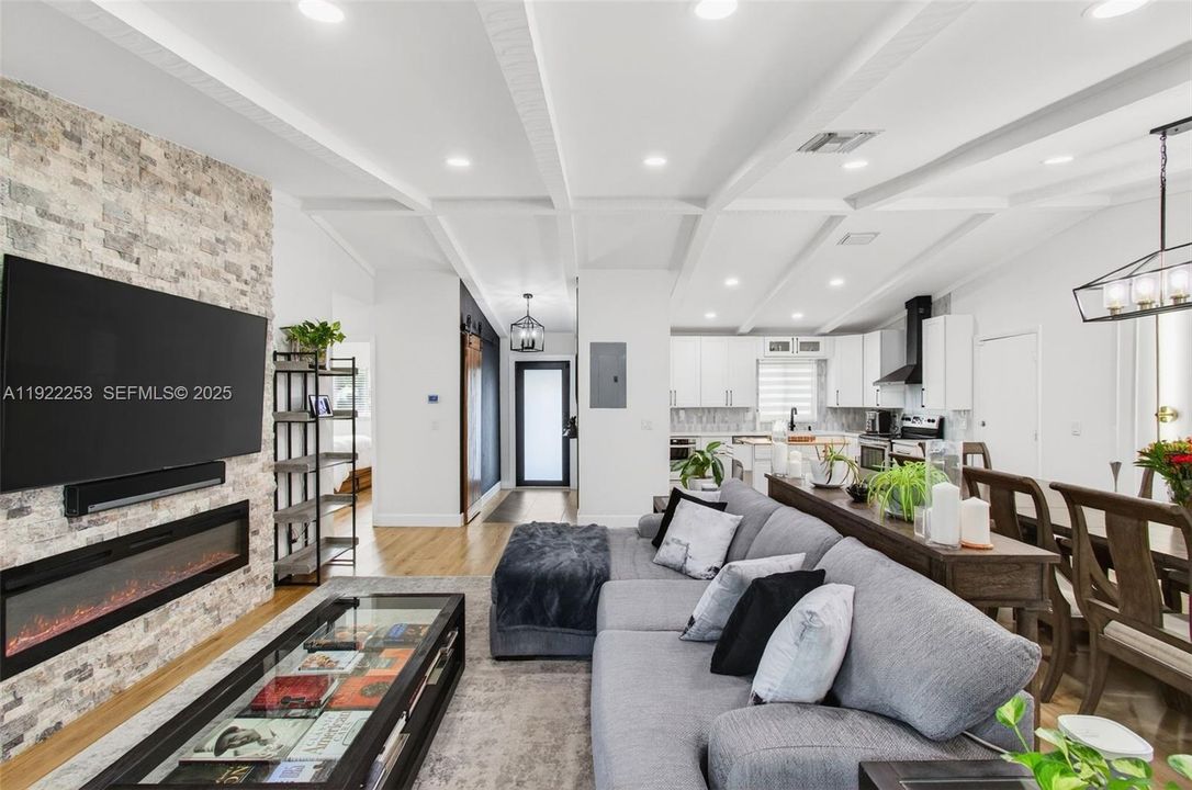 Под контрактом: $595,000 (3 спален, 2 ванн, 1527 Квадратных фут)