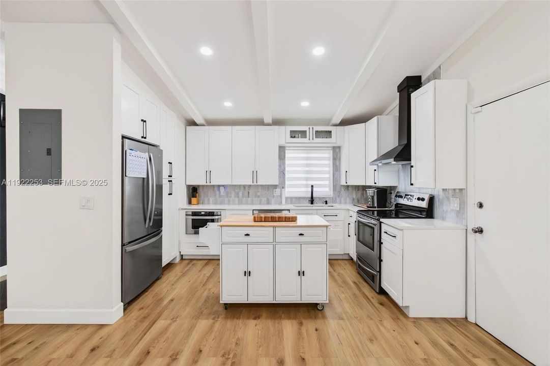 Под контрактом: $595,000 (3 спален, 2 ванн, 1527 Квадратных фут)