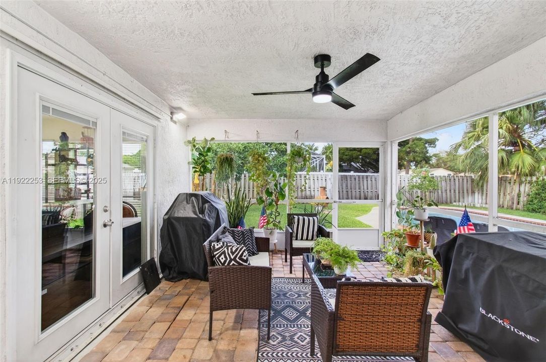 Под контрактом: $595,000 (3 спален, 2 ванн, 1527 Квадратных фут)