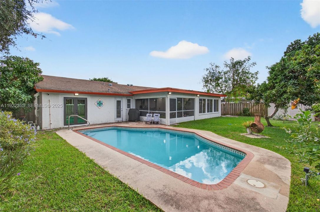 Под контрактом: $595,000 (3 спален, 2 ванн, 1527 Квадратных фут)