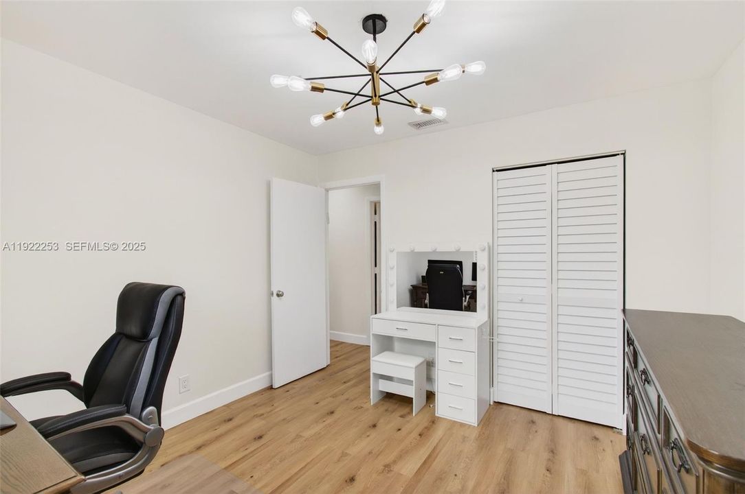 Под контрактом: $595,000 (3 спален, 2 ванн, 1527 Квадратных фут)