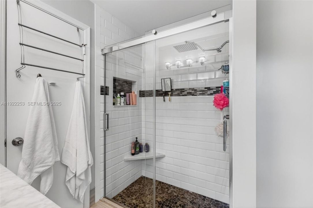 Под контрактом: $595,000 (3 спален, 2 ванн, 1527 Квадратных фут)