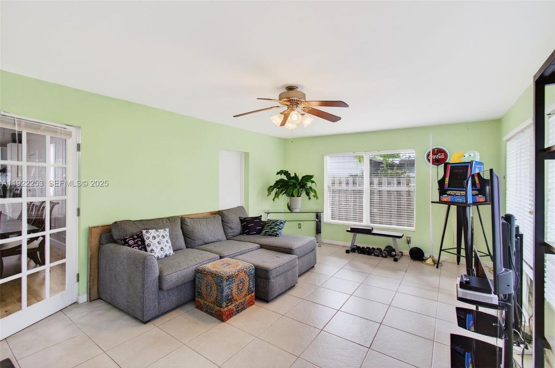 Под контрактом: $595,000 (3 спален, 2 ванн, 1527 Квадратных фут)