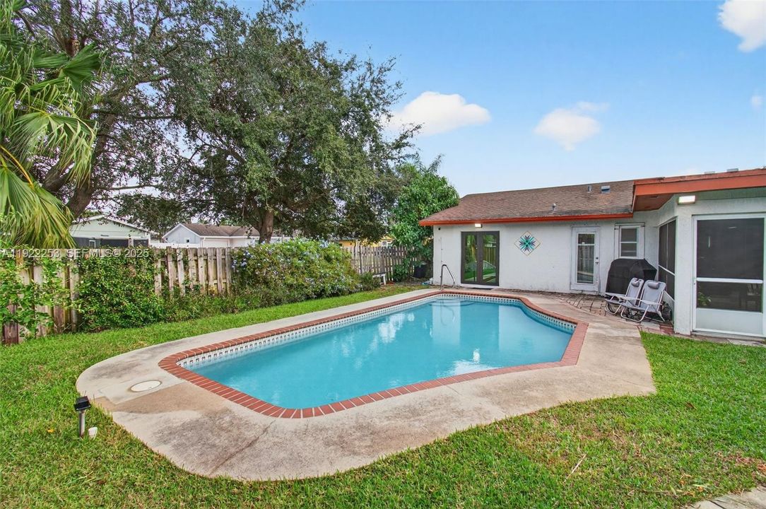 Под контрактом: $595,000 (3 спален, 2 ванн, 1527 Квадратных фут)