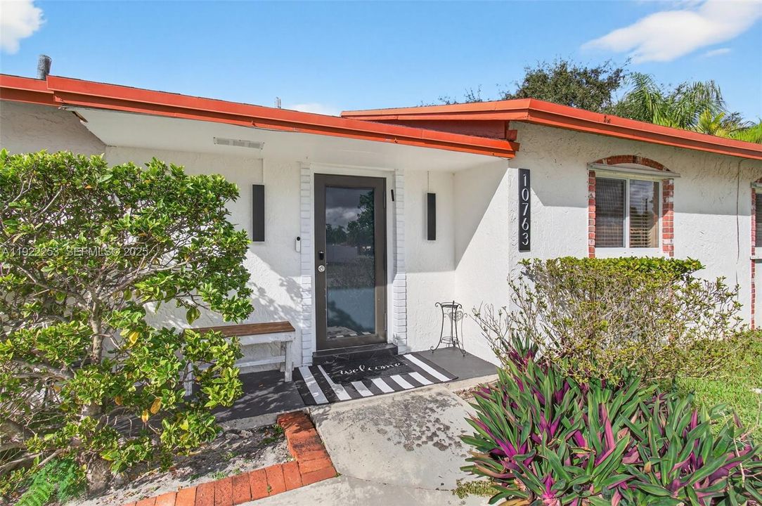 Под контрактом: $595,000 (3 спален, 2 ванн, 1527 Квадратных фут)