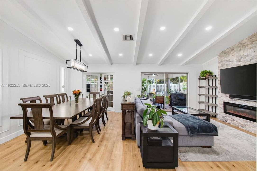 Под контрактом: $595,000 (3 спален, 2 ванн, 1527 Квадратных фут)