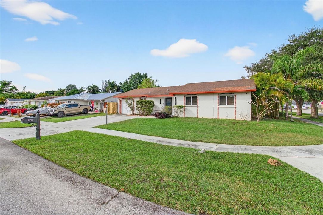 Под контрактом: $595,000 (3 спален, 2 ванн, 1527 Квадратных фут)