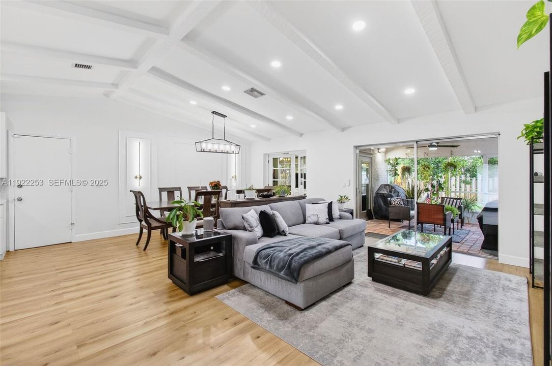 Под контрактом: $595,000 (3 спален, 2 ванн, 1527 Квадратных фут)