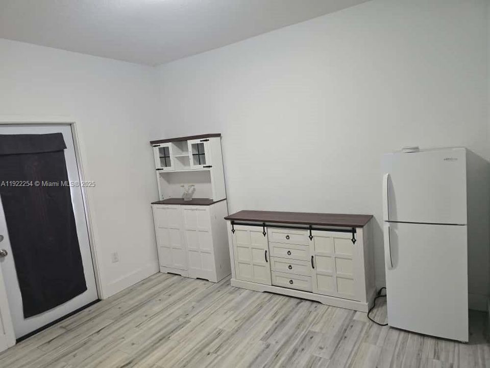For Rent: $1,500 (1 beds, 1 baths, 2275 Square Feet)