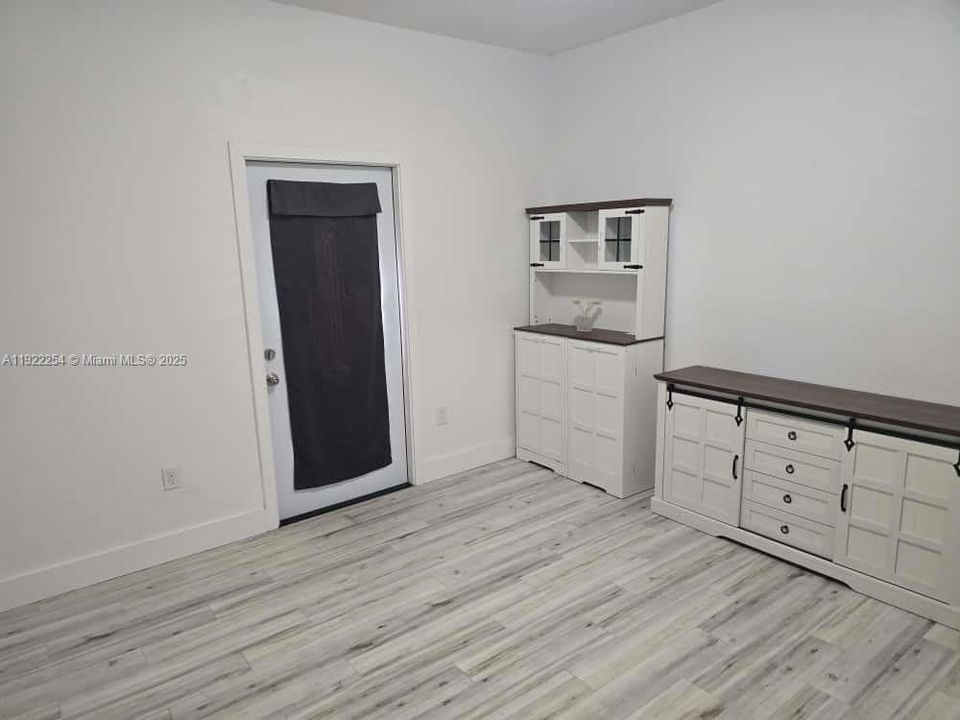 For Rent: $1,500 (1 beds, 1 baths, 2275 Square Feet)