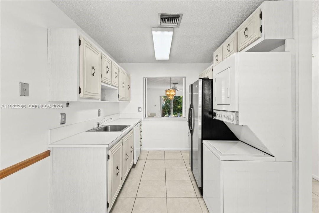 For Sale: $137,500 (2 beds, 2 baths, 989 Square Feet)