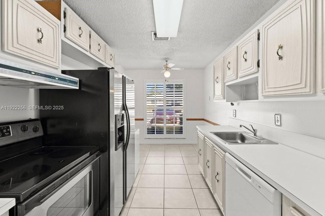 For Sale: $137,500 (2 beds, 2 baths, 989 Square Feet)