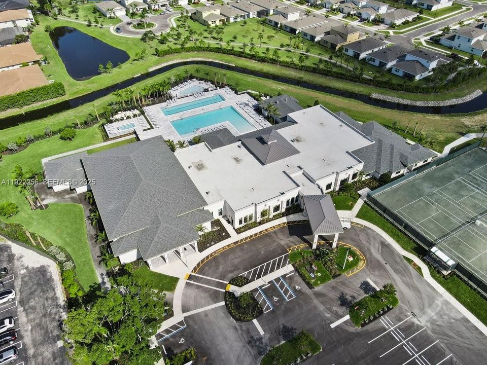 For Sale: $137,500 (2 beds, 2 baths, 989 Square Feet)