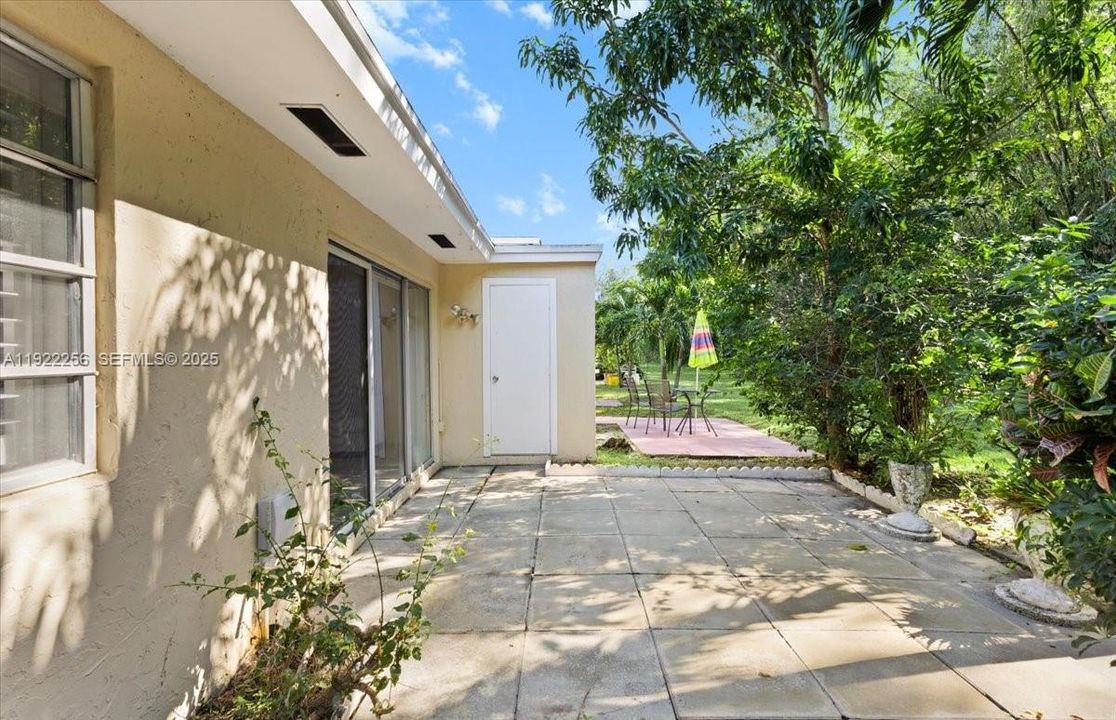 For Sale: $137,500 (2 beds, 2 baths, 989 Square Feet)