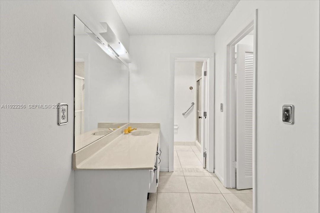 For Sale: $137,500 (2 beds, 2 baths, 989 Square Feet)