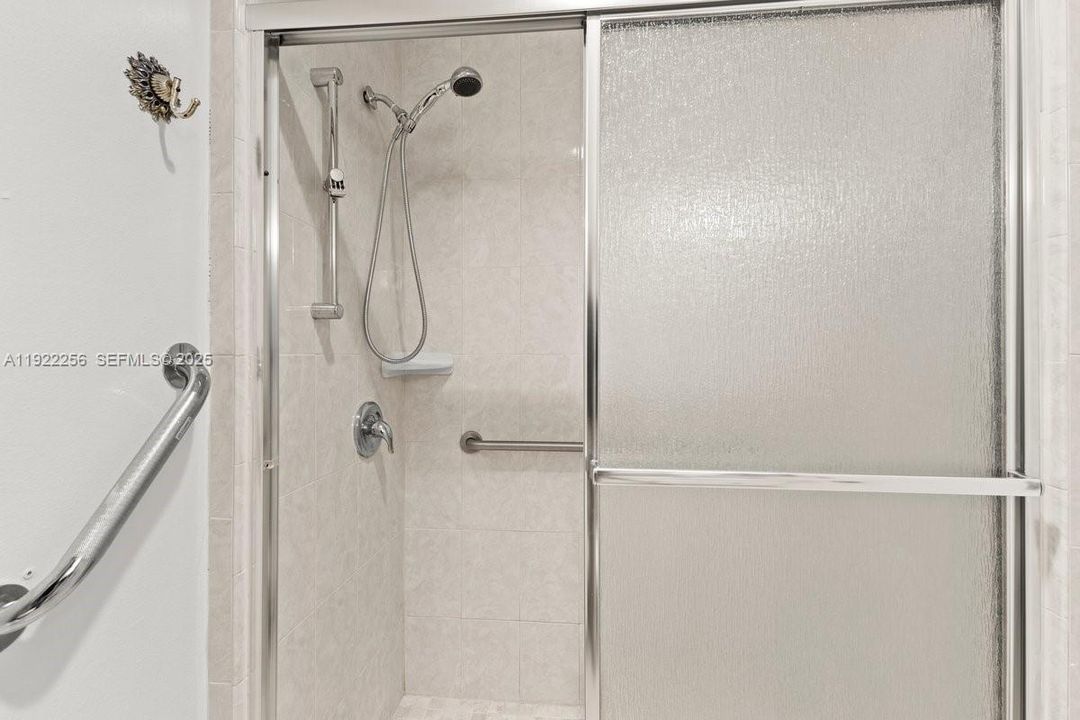 For Sale: $137,500 (2 beds, 2 baths, 989 Square Feet)