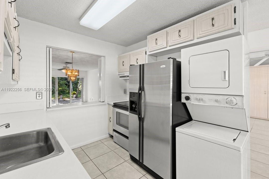 For Sale: $137,500 (2 beds, 2 baths, 989 Square Feet)