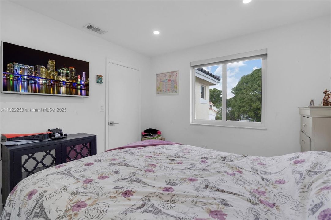 For Rent: $4,200 (3 beds, 2 baths, 1895 Square Feet)