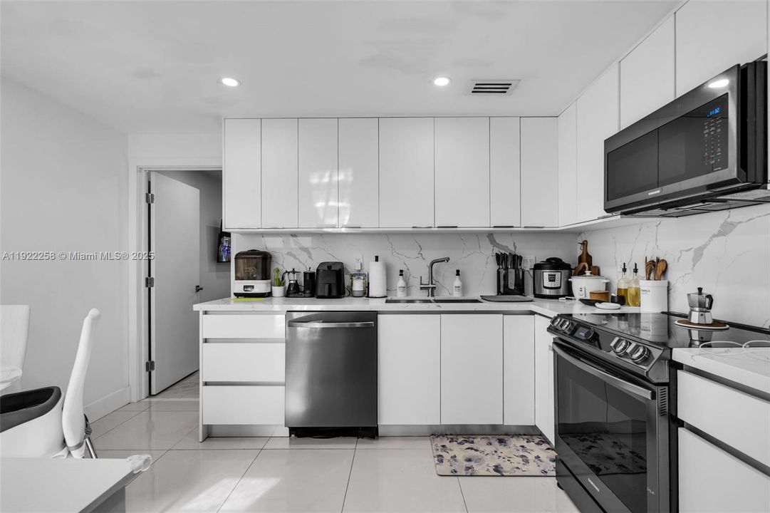 For Rent: $4,200 (3 beds, 2 baths, 1895 Square Feet)