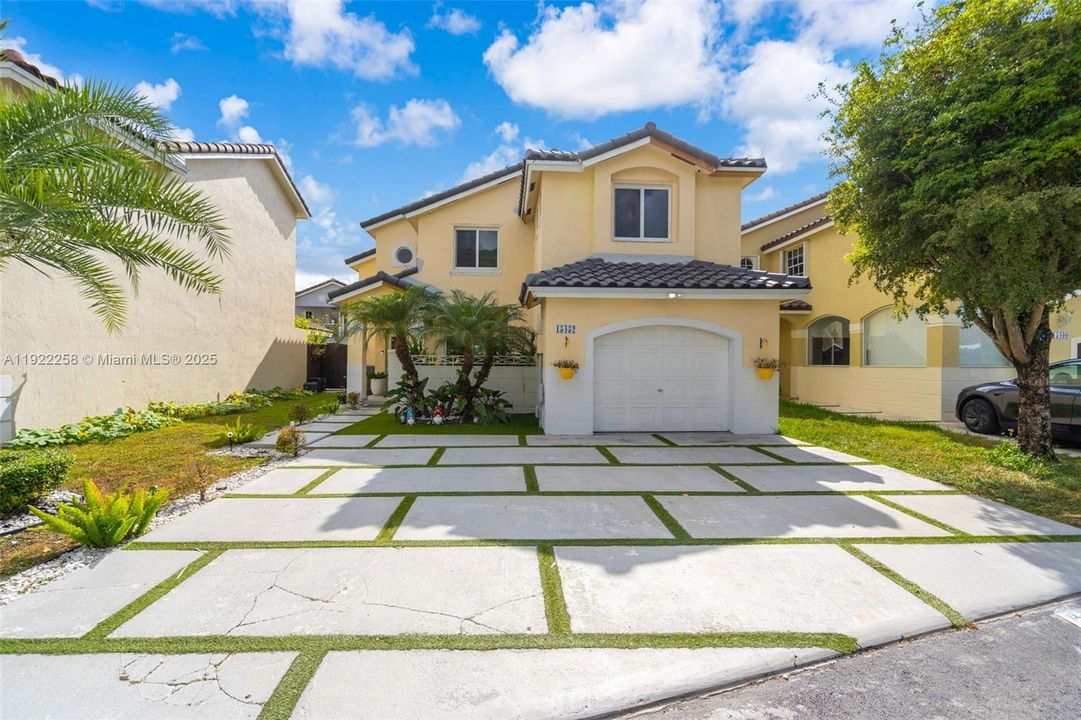 For Rent: $4,200 (3 beds, 2 baths, 1895 Square Feet)