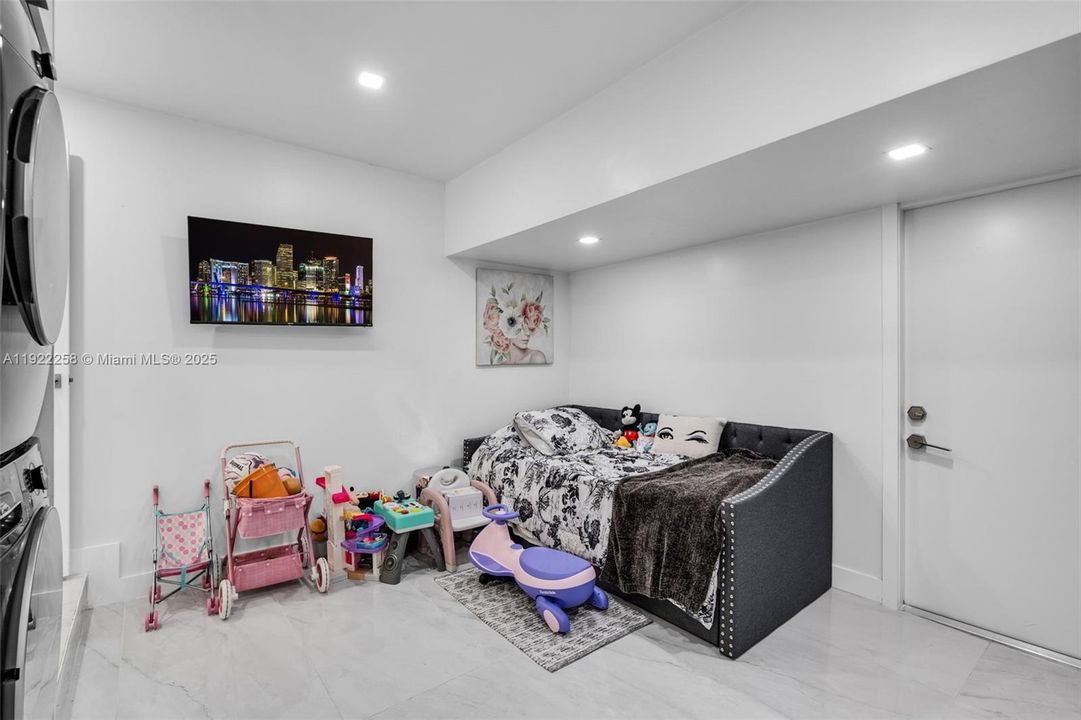 For Rent: $4,200 (3 beds, 2 baths, 1895 Square Feet)