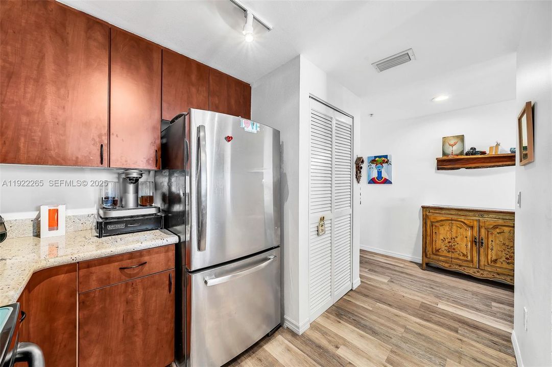 For Sale: $499,990 (1 beds, 1 baths, 666 Square Feet)