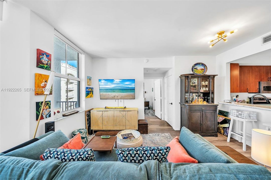 For Sale: $499,990 (1 beds, 1 baths, 666 Square Feet)