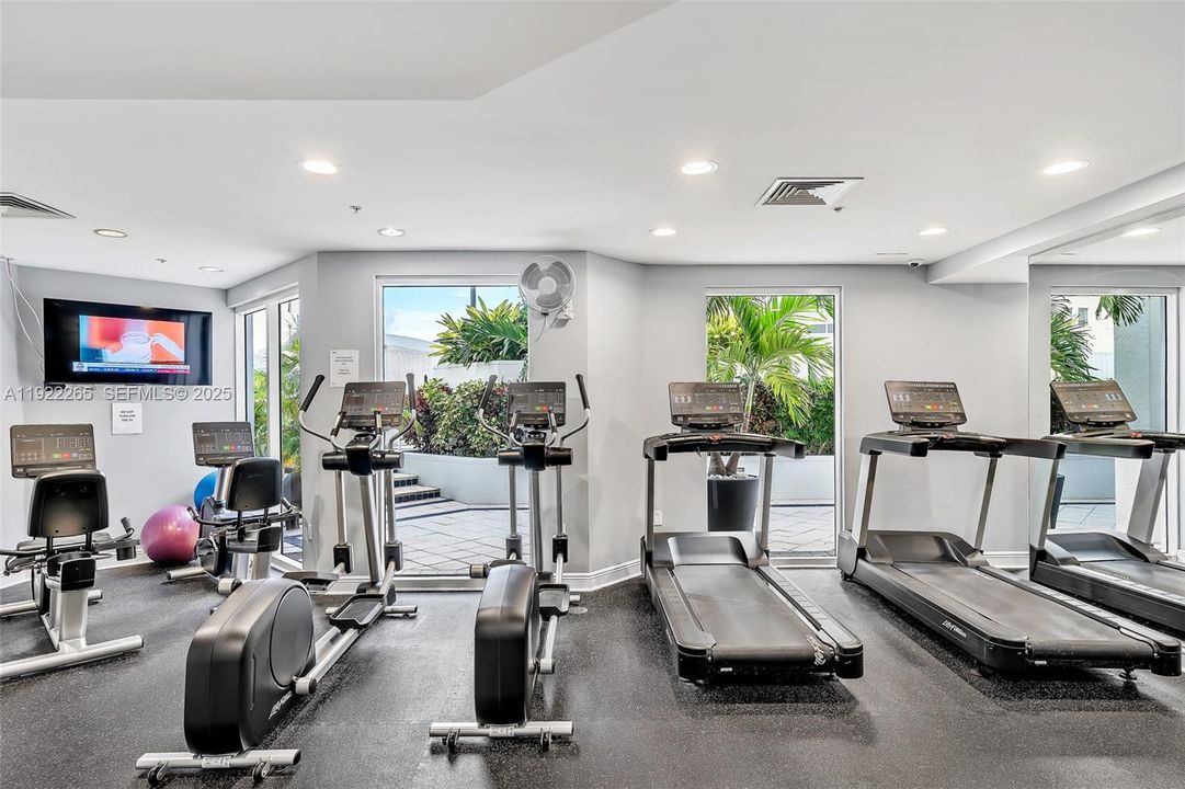 For Sale: $499,990 (1 beds, 1 baths, 666 Square Feet)