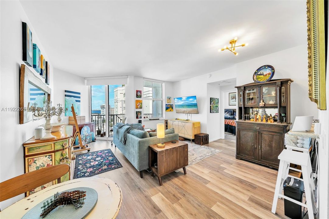 For Sale: $499,990 (1 beds, 1 baths, 666 Square Feet)