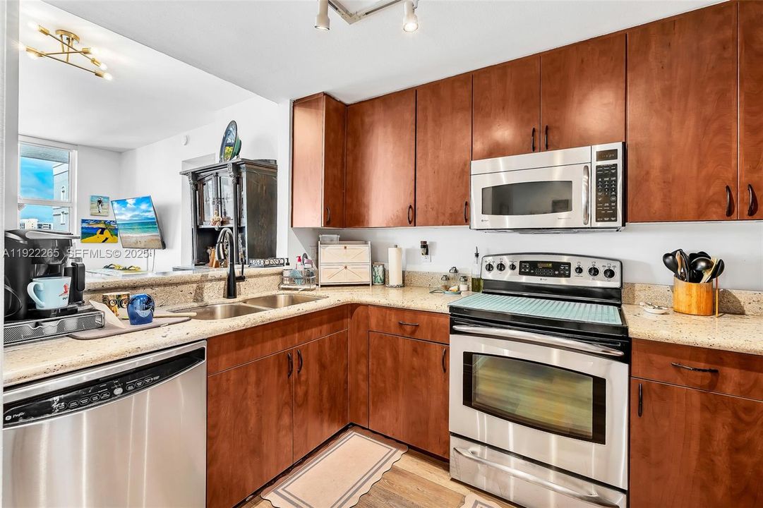 For Sale: $499,990 (1 beds, 1 baths, 666 Square Feet)
