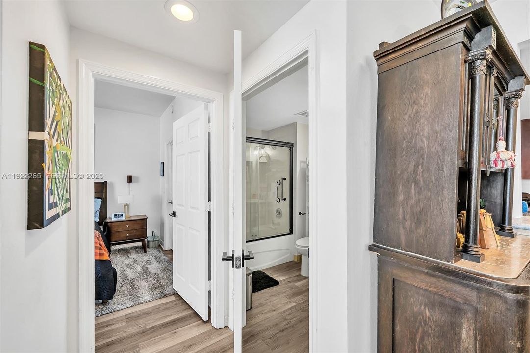 For Sale: $499,990 (1 beds, 1 baths, 666 Square Feet)