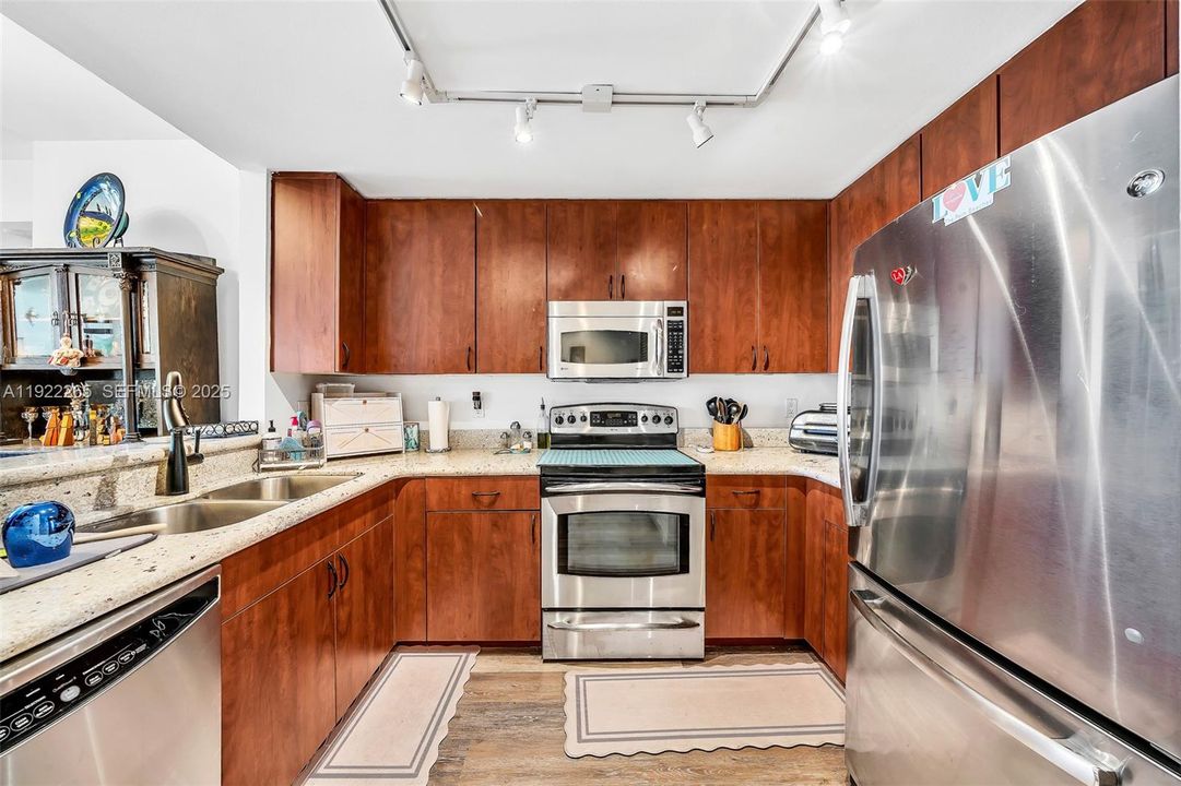 For Sale: $499,990 (1 beds, 1 baths, 666 Square Feet)