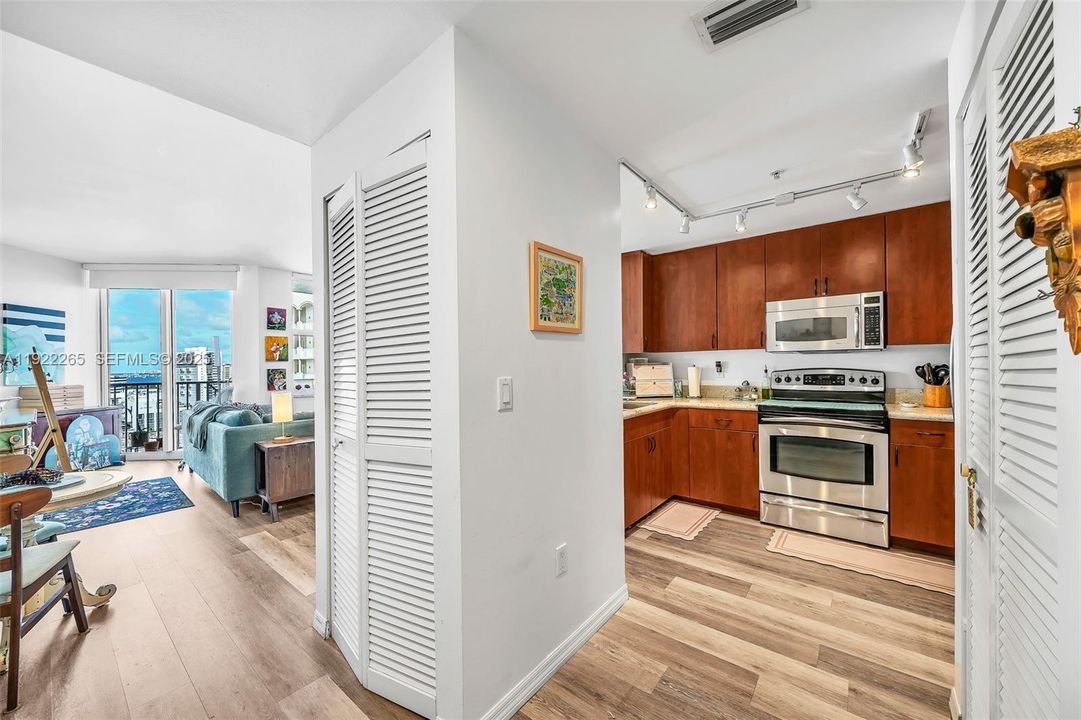 For Sale: $499,990 (1 beds, 1 baths, 666 Square Feet)