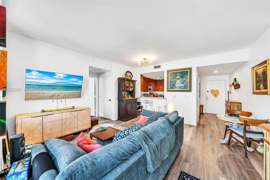 For Sale: $499,990 (1 beds, 1 baths, 666 Square Feet)