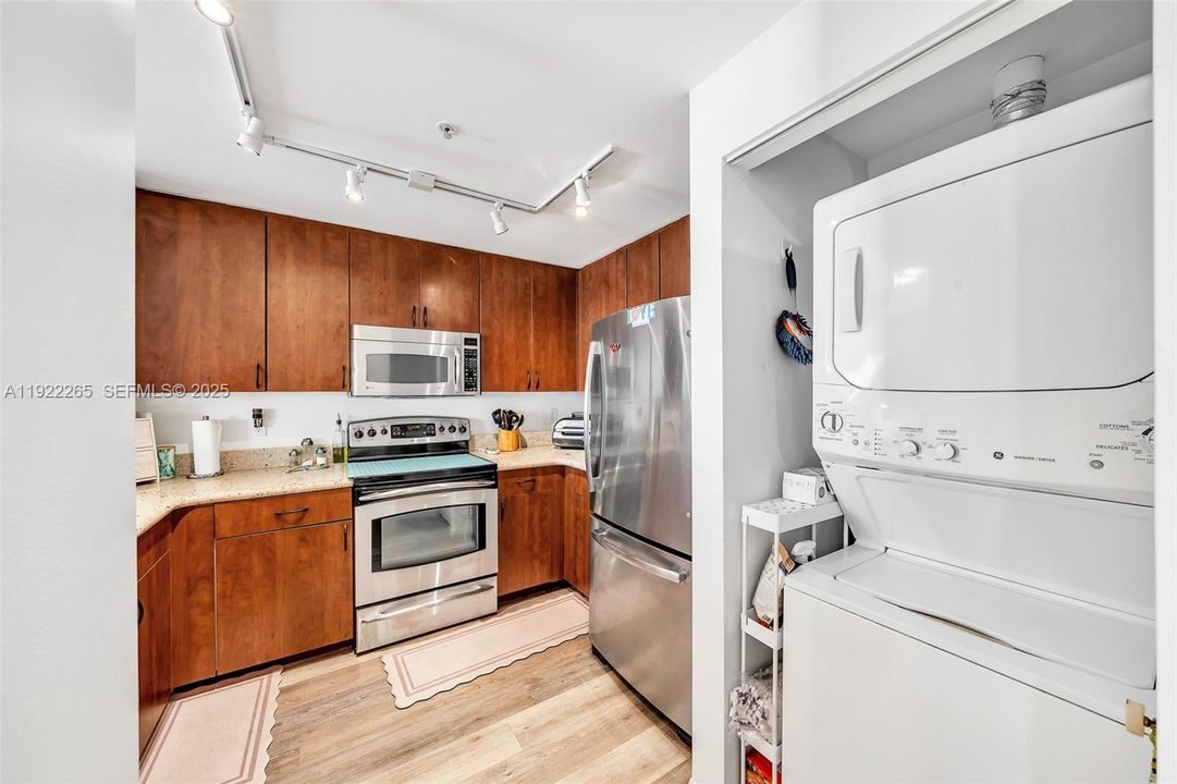 For Sale: $499,990 (1 beds, 1 baths, 666 Square Feet)