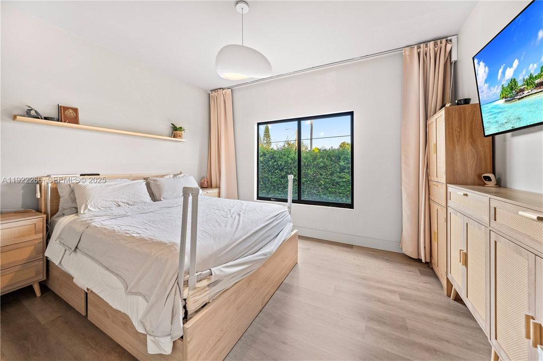 For Sale: $540,000 (2 beds, 1 baths, 1096 Square Feet)