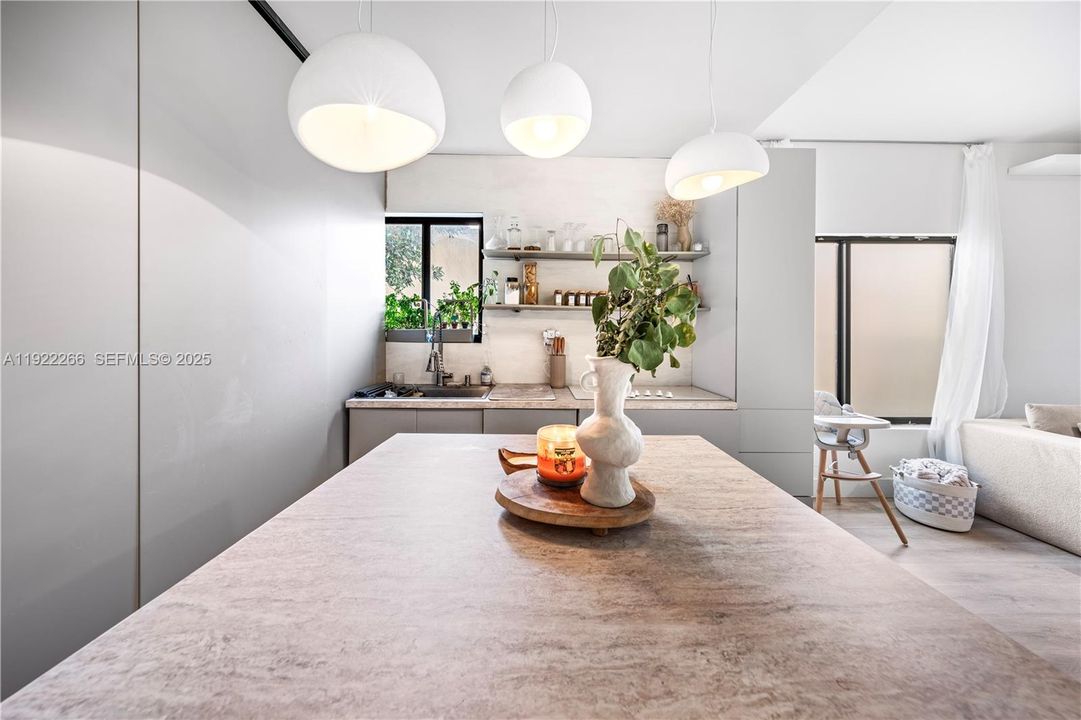 For Sale: $540,000 (2 beds, 1 baths, 1096 Square Feet)