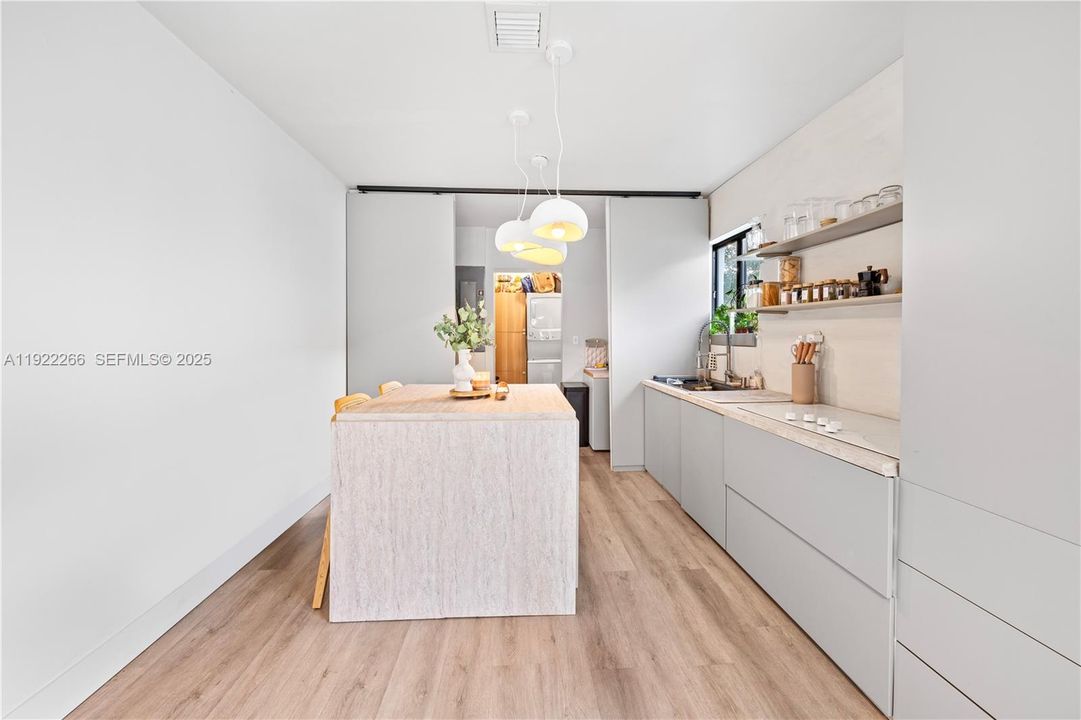 For Sale: $540,000 (2 beds, 1 baths, 1096 Square Feet)