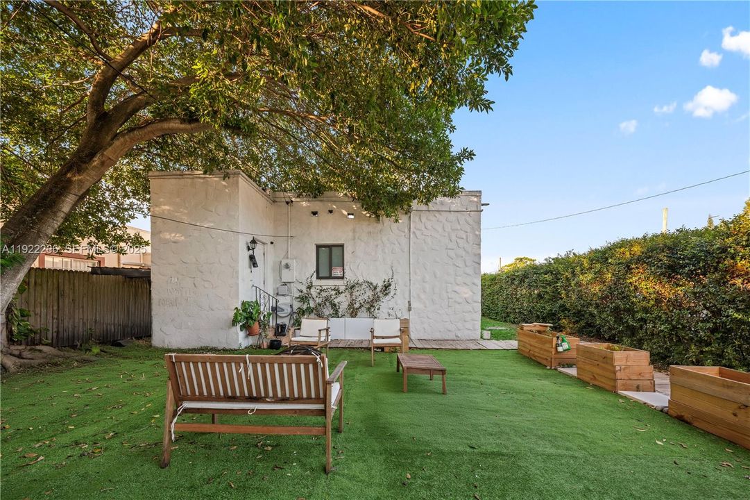 For Sale: $540,000 (2 beds, 1 baths, 1096 Square Feet)