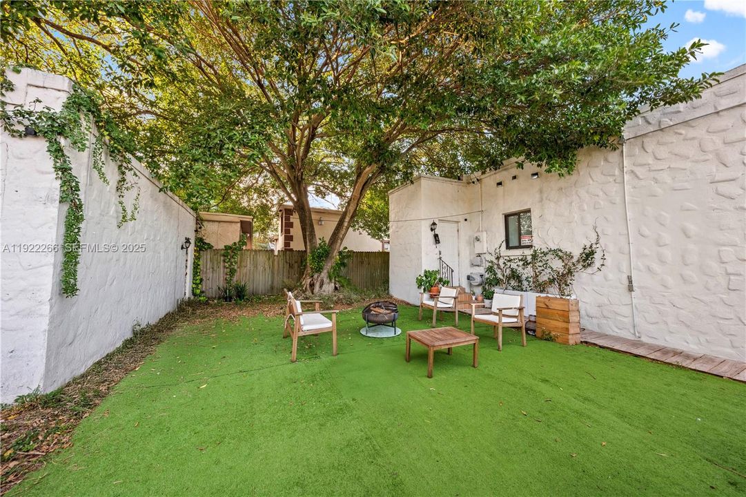 For Sale: $540,000 (2 beds, 1 baths, 1096 Square Feet)