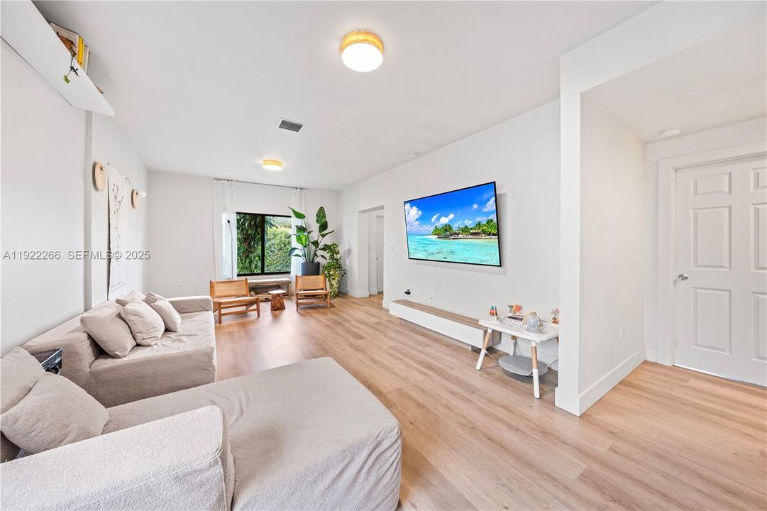 For Sale: $540,000 (2 beds, 1 baths, 1096 Square Feet)