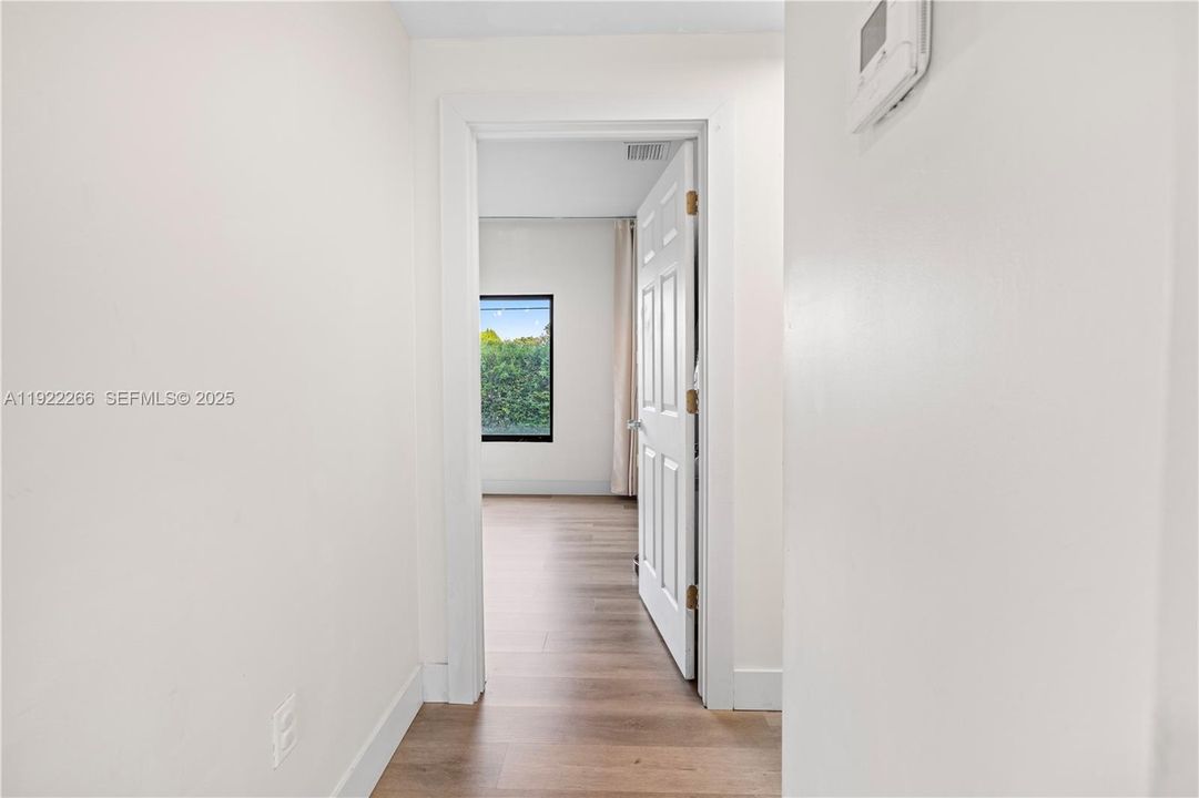 For Sale: $540,000 (2 beds, 1 baths, 1096 Square Feet)