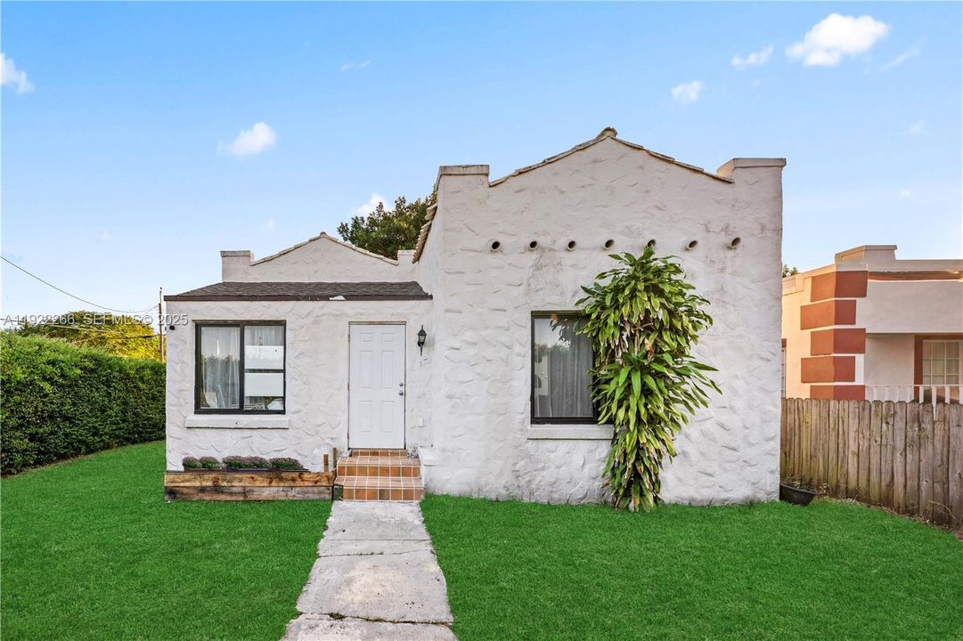 For Sale: $540,000 (2 beds, 1 baths, 1096 Square Feet)